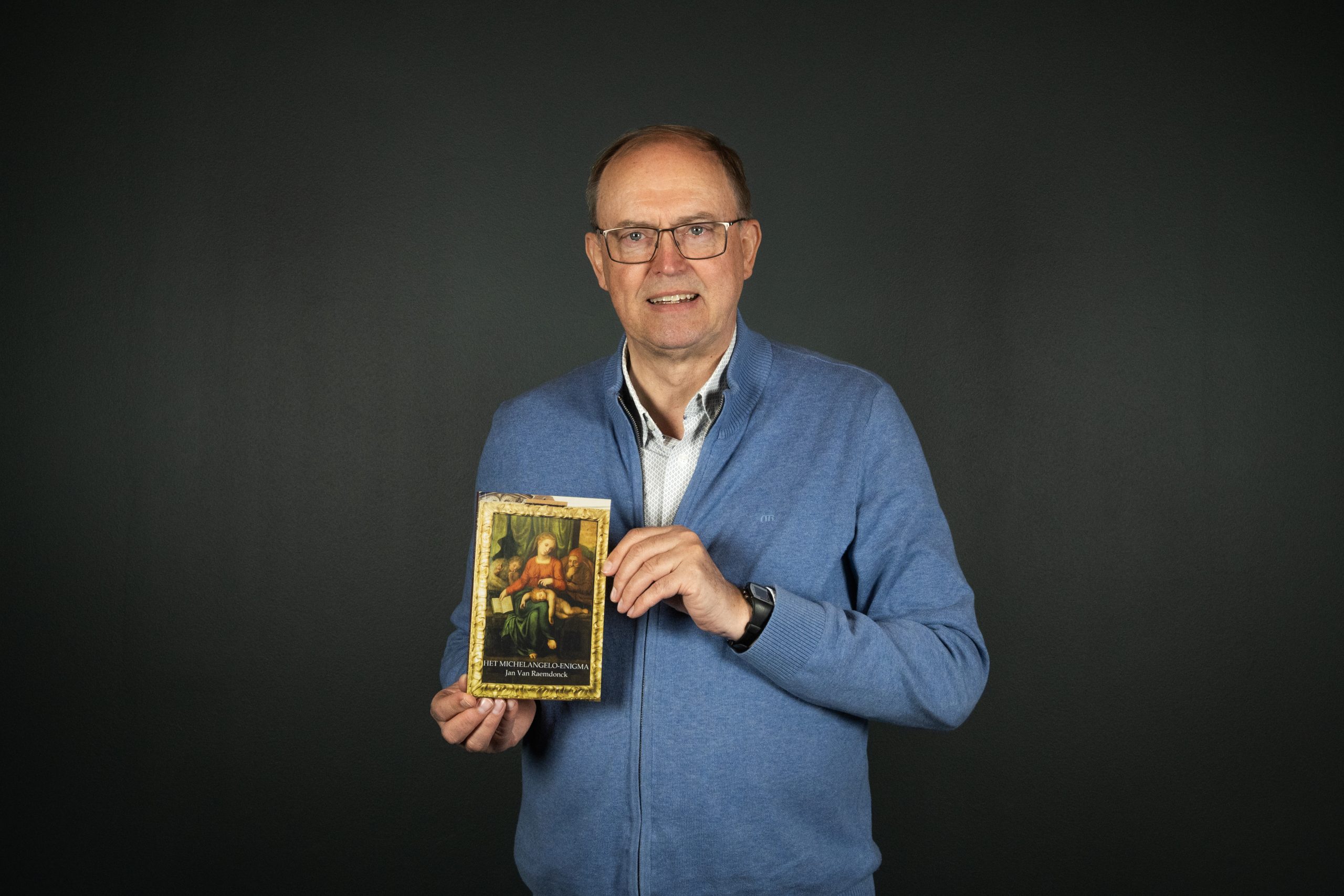 Jan poseert met boek Het Michelangelo-enigma