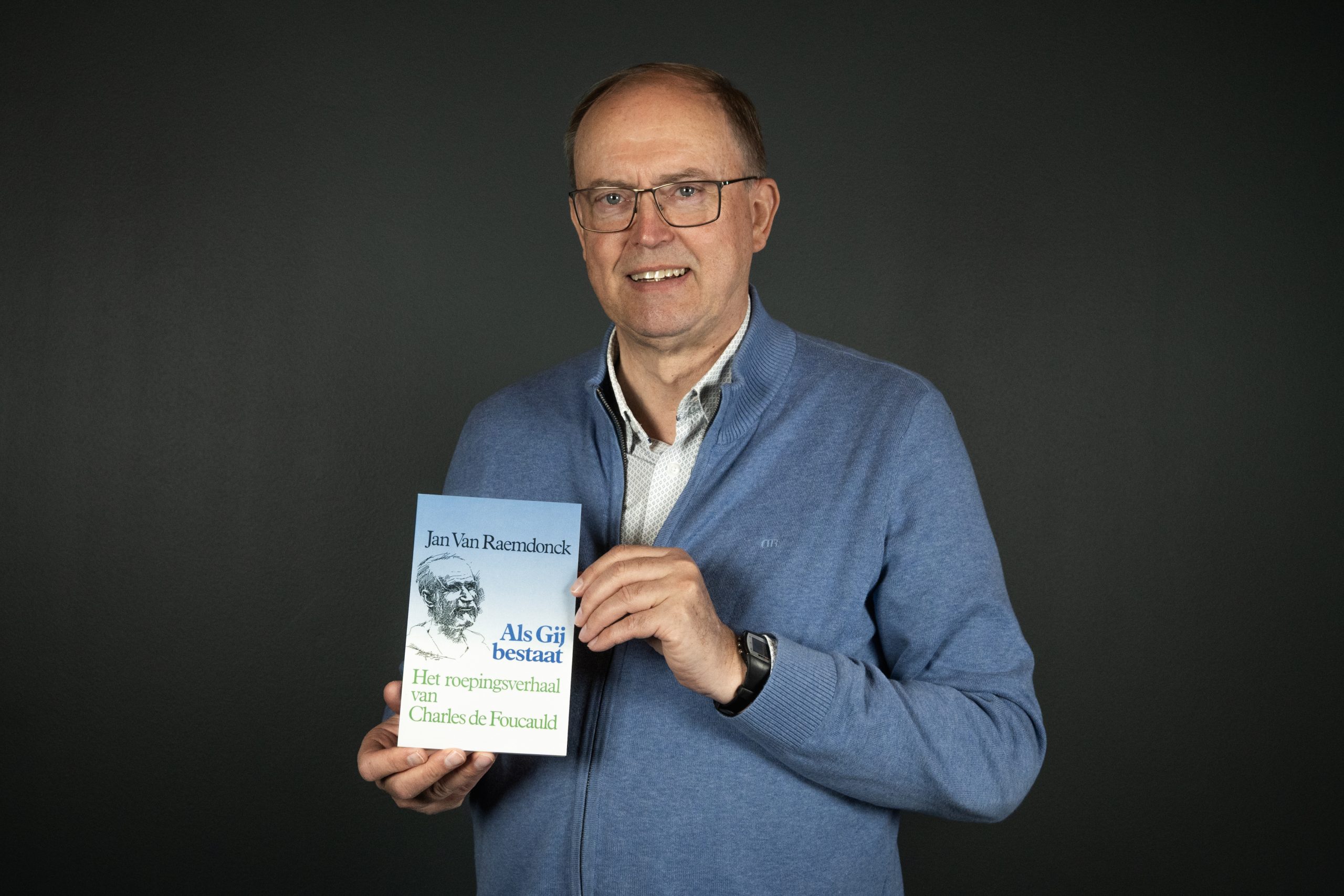 Jan poseert met het boek Als Gij bestaat